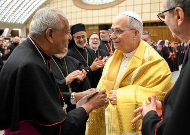 Meeting Eastern Catholics, pope pledges to be peacemaker